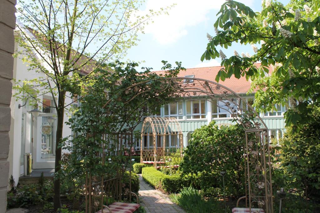 Hotel Goldener Adler Garni Халльштадт Экстерьер фото